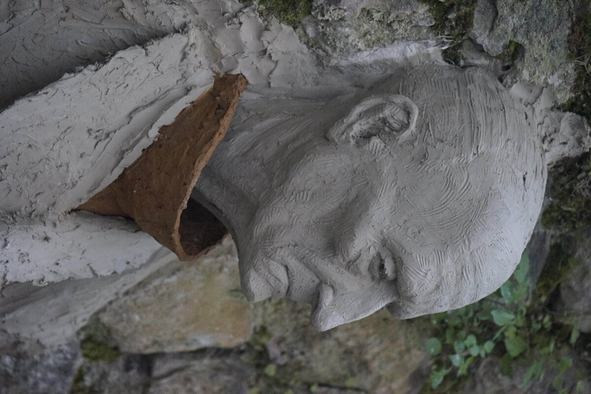 Semiostalgia P0010 — Sculpture fraîche, en terre crue, filasse végétale, Saint-Antonin-Noble-Val