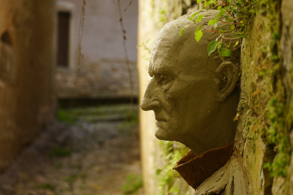 Semiostalgia P0010 — Sculpture fraîche, en terre crue, filasse végétale, Saint-Antonin-Noble-Val