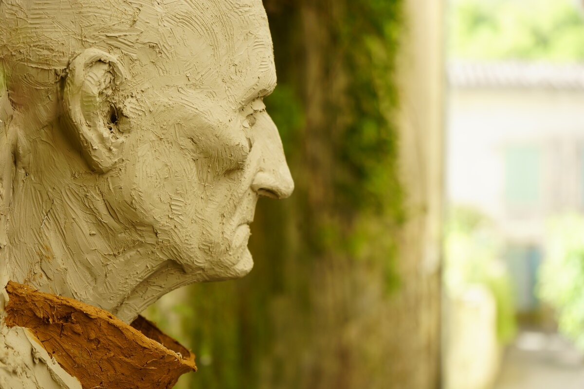 Semiostalgia P0010 — Sculpture fraîche, en terre crue, filasse végétale, Saint-Antonin-Noble-Val