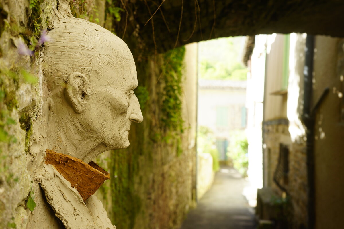 Semiostalgia P0010 — Sculpture fraîche, en terre crue, filasse végétale, Saint-Antonin-Noble-Val