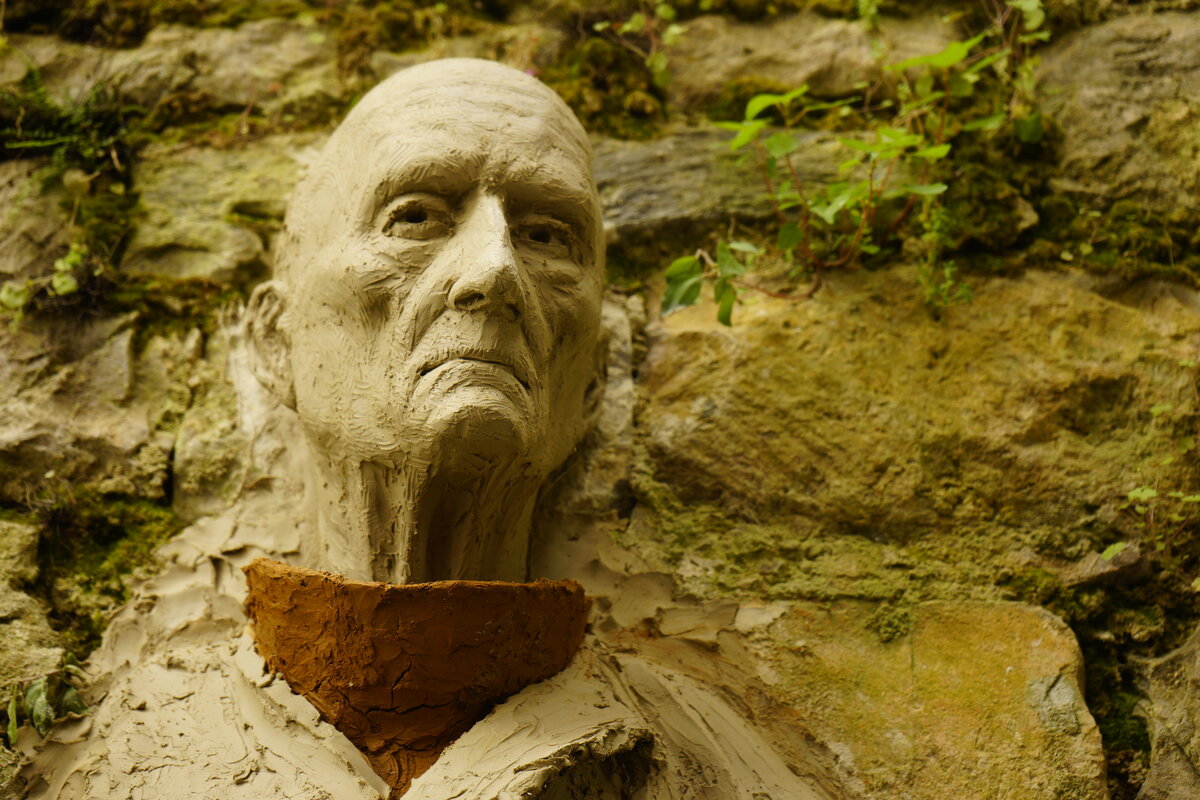 Semiostalgia P0010 — Sculpture fraîche, en terre crue, filasse végétale, Saint-Antonin-Noble-Val