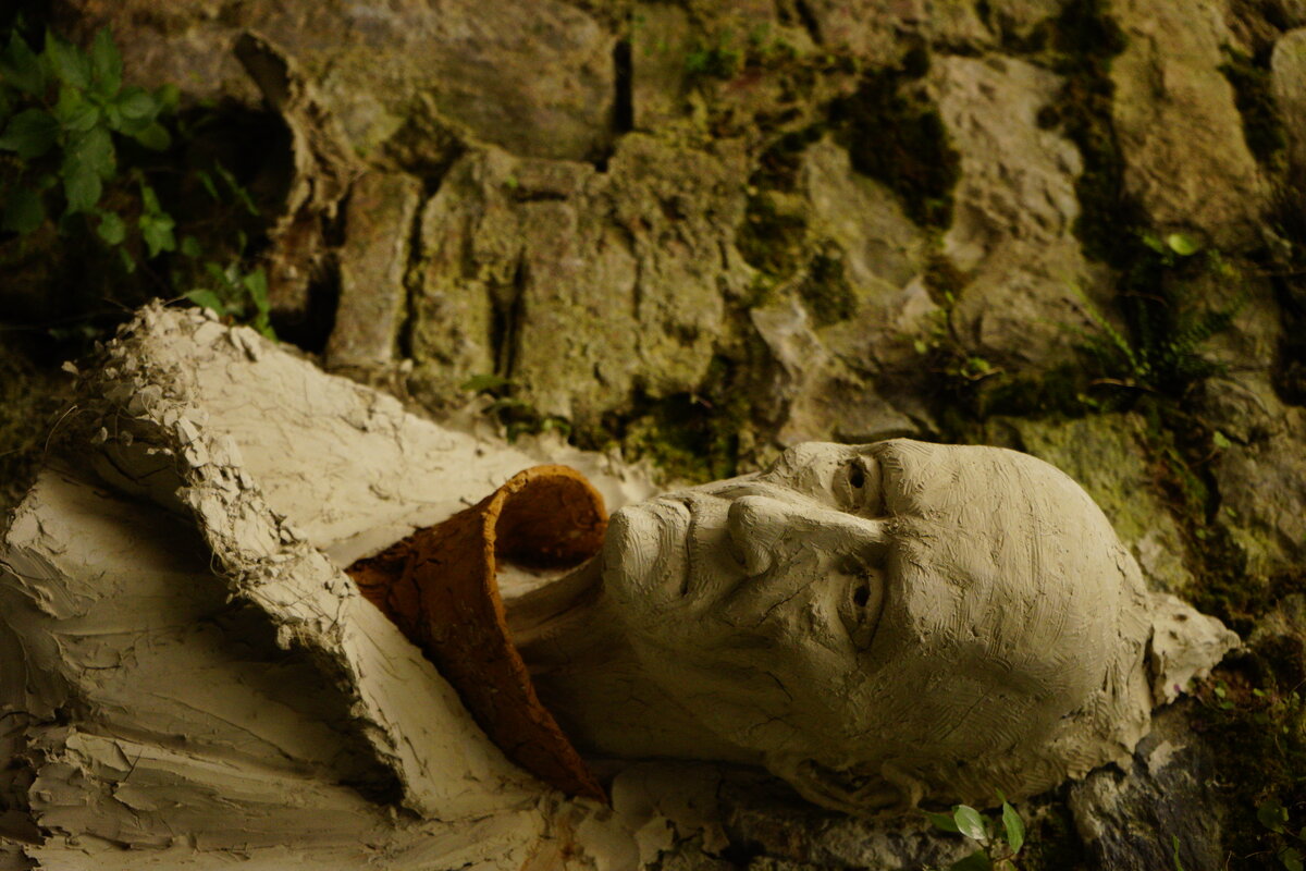 Semiostalgia P0010 — Sculpture sèche, en terre crue, filasse végétale, grillage à poule, Saint-Antonin-Noble-Val