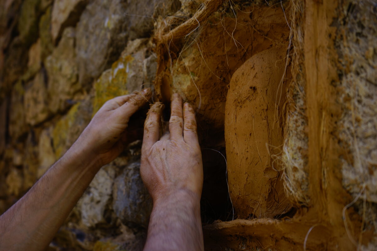 Semiostalgia P0011 — Sculpture en cours, modelage direct sur le mur, Saint-Antonin-Noble-Val
