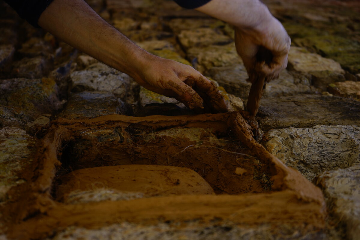 Semiostalgia P0011 — Sculpture en cours, modelage direct sur le mur, Saint-Antonin-Noble-Val