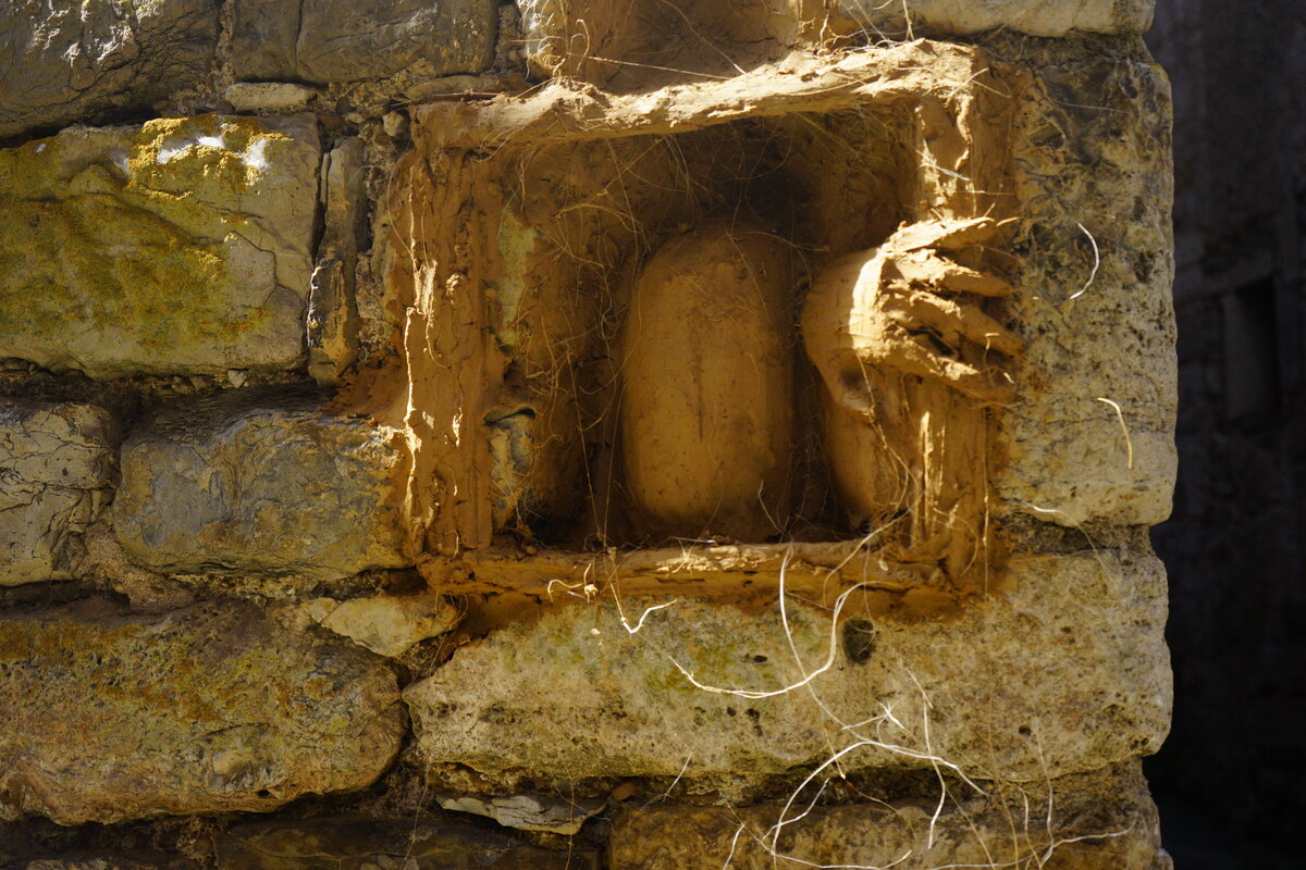 Semiostalgia P0011 — Sculpture fraîche, en terre crue, filasse végétale, grillage à poule, Saint-Antonin-Noble-Val