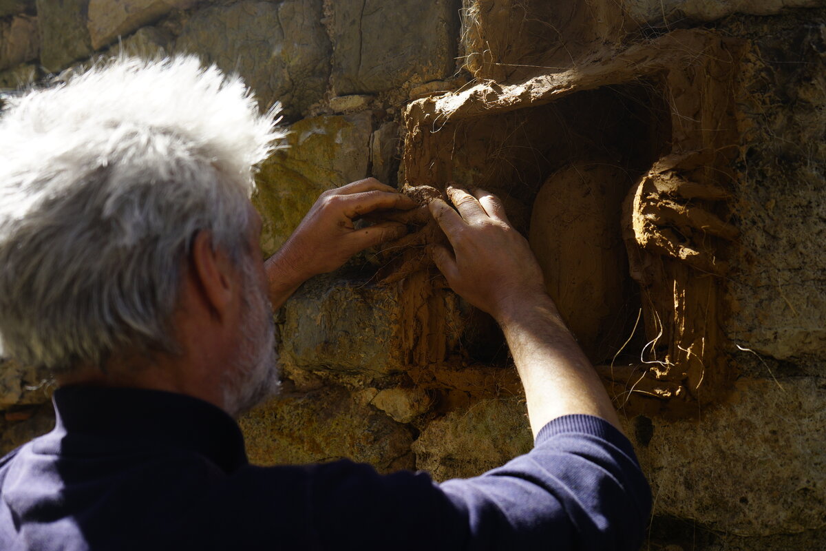 Semiostalgia P0011 — Sculpture en cours, modelage direct sur le mur, Saint-Antonin-Noble-Val