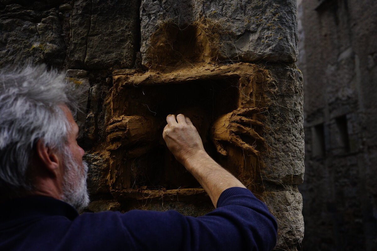 Semiostalgia P0011 — Sculpture en cours, modelage direct sur le mur, Saint-Antonin-Noble-Val