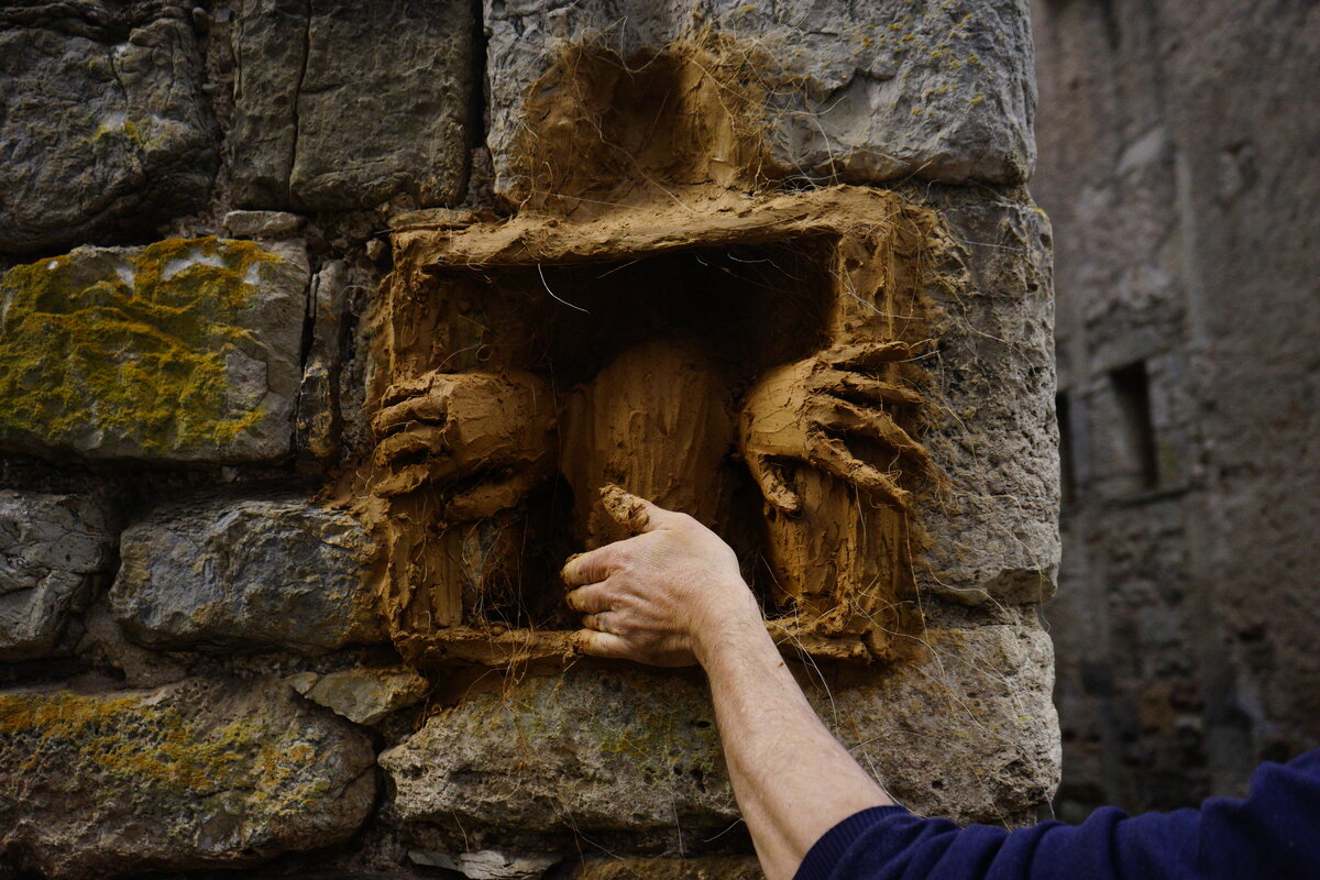 Semiostalgia P0011 — Sculpture fraîche, en terre crue, filasse végétale, grillage à poule, Saint-Antonin-Noble-Val