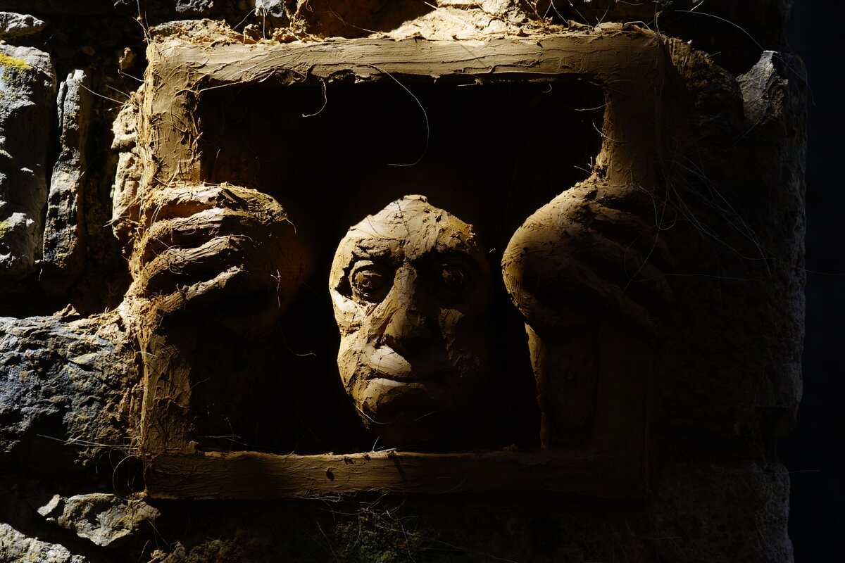 Semiostalgia P0011 — Sculpture fraîche, en terre crue, filasse végétale, grillage à poule, Saint-Antonin-Noble-Val