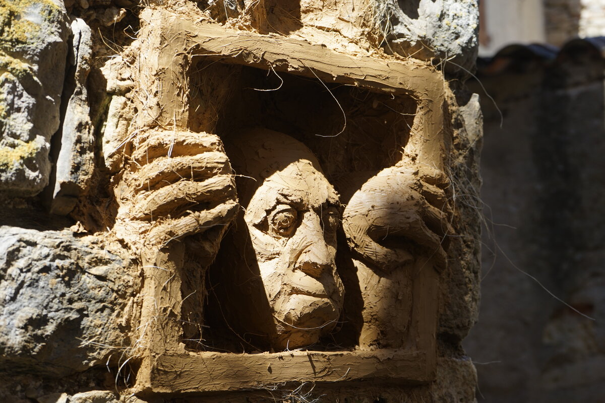 Semiostalgia P0011 — Sculpture fraîche, en terre crue, filasse végétale, grillage à poule, Saint-Antonin-Noble-Val