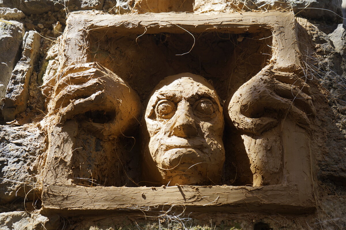 Semiostalgia P0011 — Sculpture fraîche, en terre crue, filasse végétale, grillage à poule, Saint-Antonin-Noble-Val