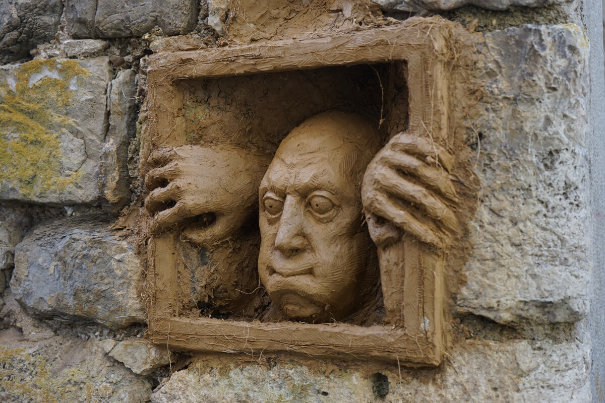 Semiostalgia P0011 — Sculpture fraîche, en terre crue, filasse végétale, grillage à poule, Saint-Antonin-Noble-Val