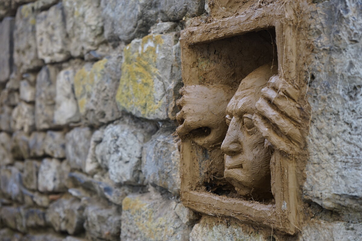 Semiostalgia P0011 — Sculpture fraîche, en terre crue, filasse végétale, grillage à poule, Saint-Antonin-Noble-Val