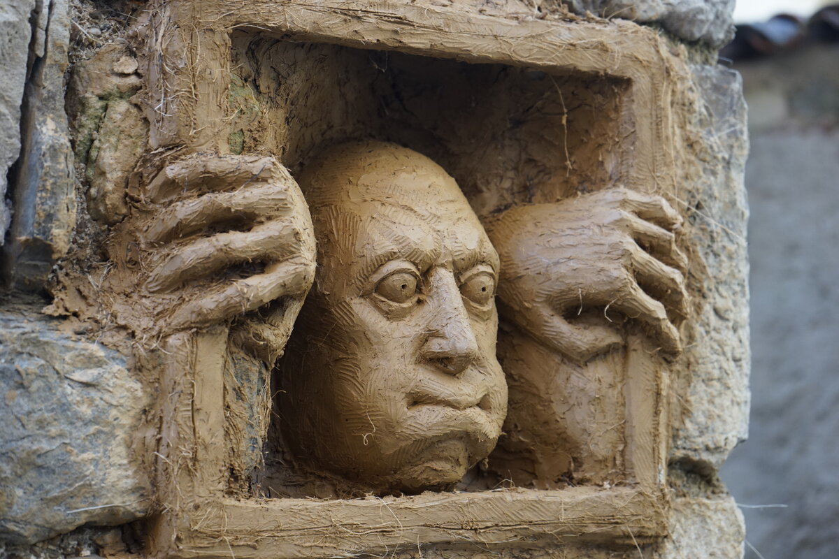 Semiostalgia P0011 — Sculpture fraîche, en terre crue, filasse végétale, grillage à poule, Saint-Antonin-Noble-Val