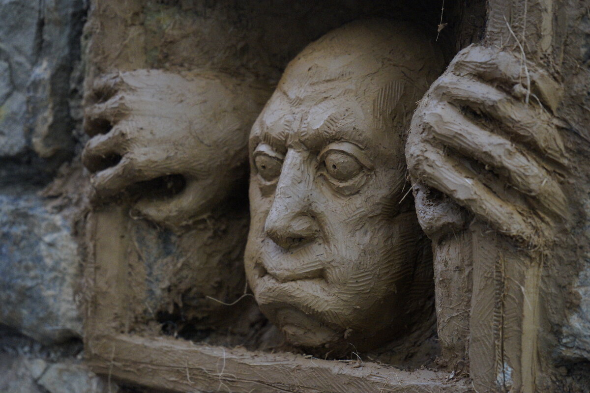 Semiostalgia P0011 — Sculpture fraîche, en terre crue, filasse végétale, grillage à poule, Saint-Antonin-Noble-Val