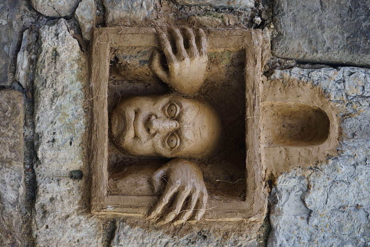 Semiostalgia P0011 — Sculpture fraîche, en terre crue, filasse végétale, grillage à poule, Saint-Antonin-Noble-Val