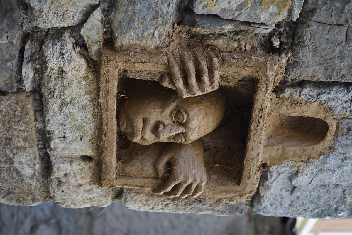 Semiostalgia P0011 — Sculpture fraîche, en terre crue, filasse végétale, grillage à poule, Saint-Antonin-Noble-Val