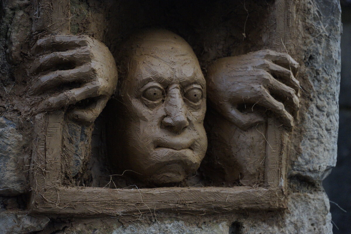 Semiostalgia P0011 — Sculpture fraîche, en terre crue, filasse végétale, grillage à poule, Saint-Antonin-Noble-Val