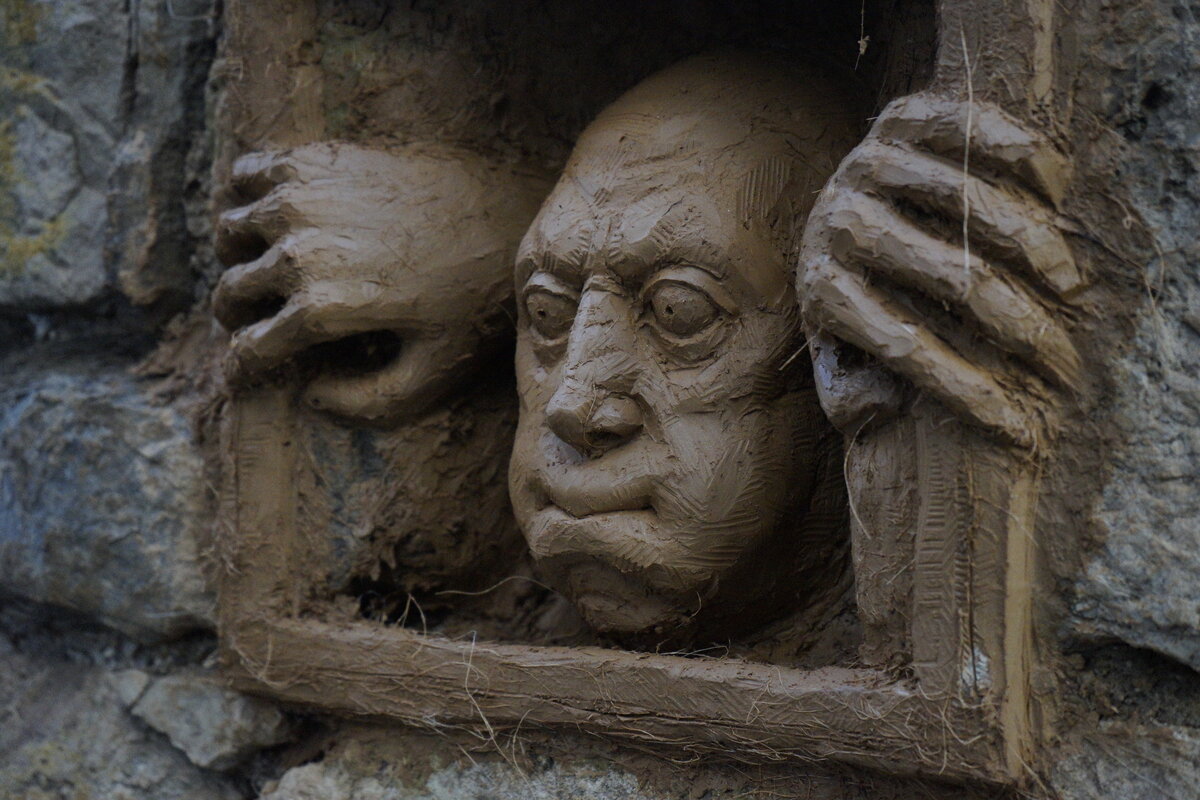 Semiostalgia P0011 — Sculpture fraîche, en terre crue, filasse végétale, grillage à poule, Saint-Antonin-Noble-Val