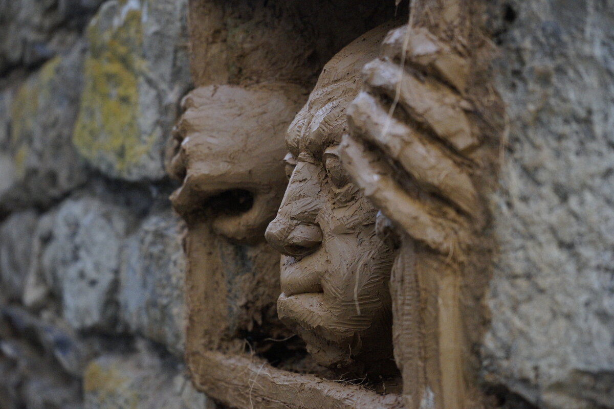 Semiostalgia P0011 — Sculpture fraîche, en terre crue, filasse végétale, grillage à poule, Saint-Antonin-Noble-Val