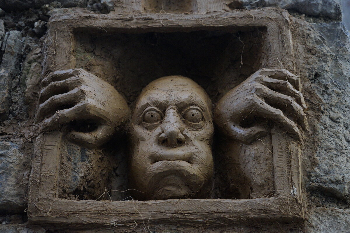 Semiostalgia P0011 — Sculpture fraîche, en terre crue, filasse végétale, grillage à poule, Saint-Antonin-Noble-Val