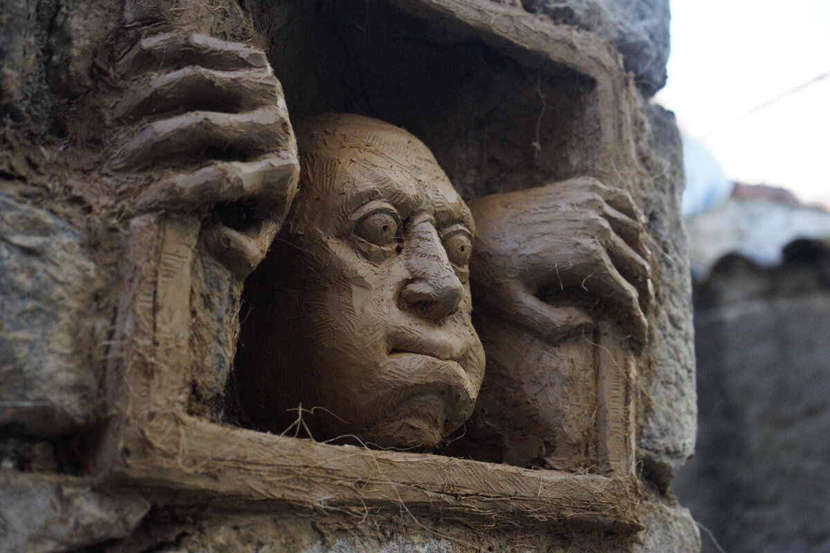 Semiostalgia P0011 — Sculpture fraîche, en terre crue, filasse végétale, grillage à poule, Saint-Antonin-Noble-Val