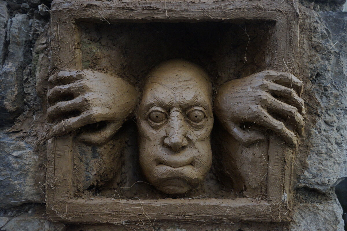 Semiostalgia P0011 — Sculpture fraîche, en terre crue, filasse végétale, grillage à poule, Saint-Antonin-Noble-Val