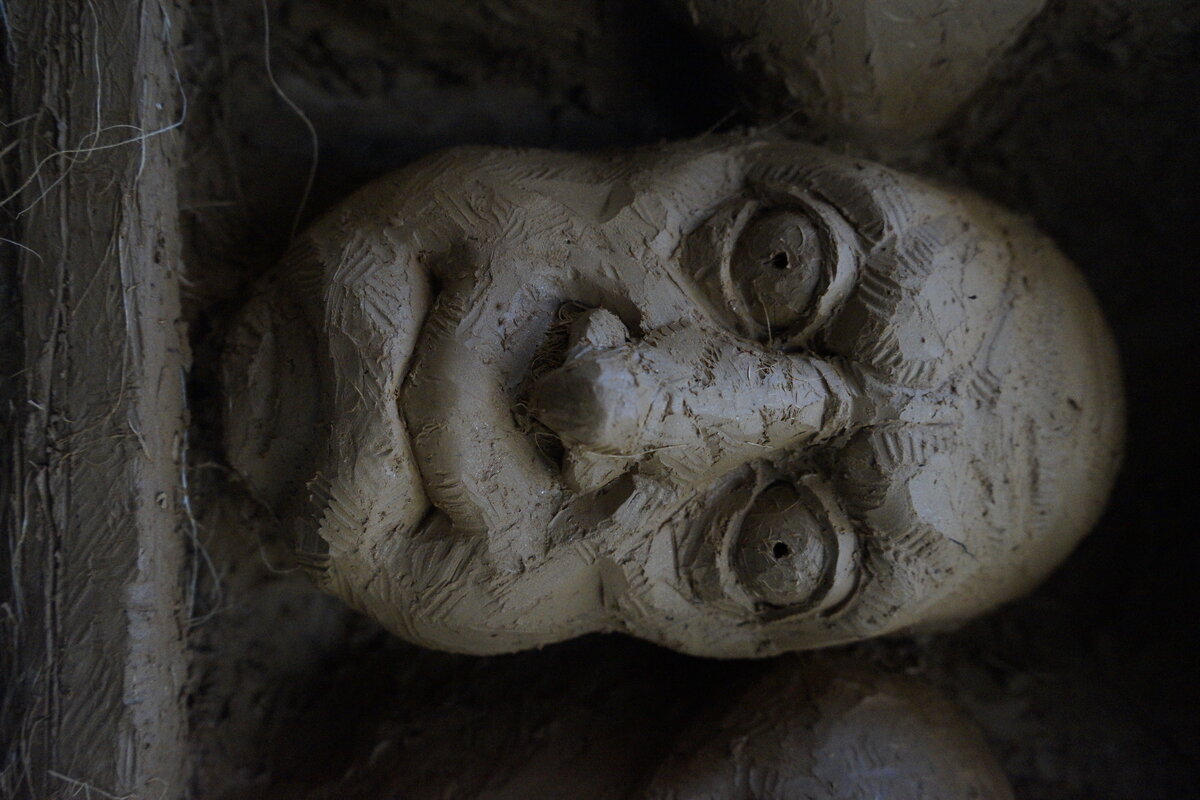 Semiostalgia P0011 — Sculpture fraîche, en terre crue, filasse végétale, grillage à poule, Saint-Antonin-Noble-Val