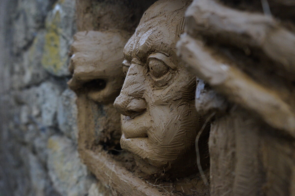 Semiostalgia P0011 — Sculpture fraîche, en terre crue, filasse végétale, grillage à poule, Saint-Antonin-Noble-Val