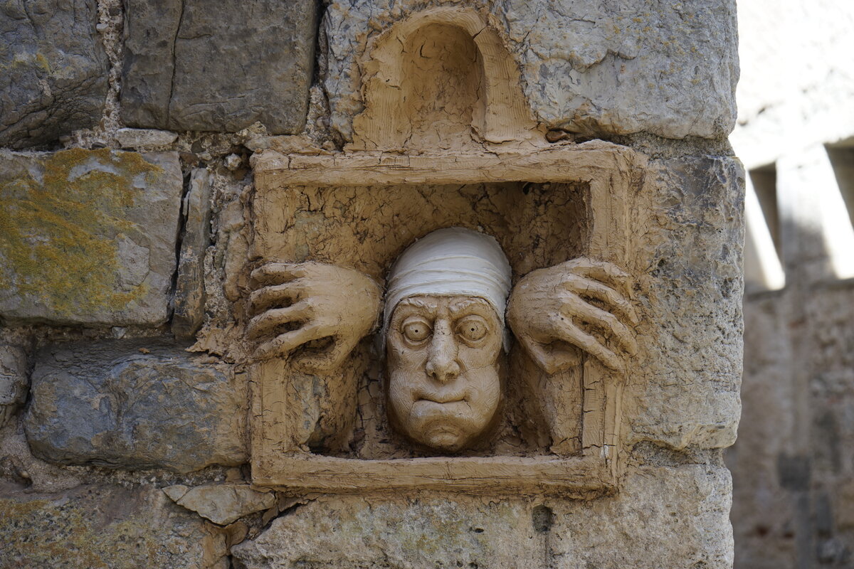 Semiostalgia P0011 — Sculpture sèche, en terre crue, filasse végétale, grillage à poule, Saint-Antonin-Noble-Val