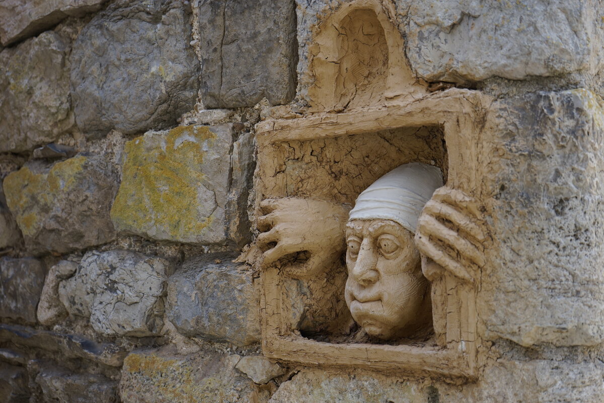 Semiostalgia P0011 — Sculpture sèche, en terre crue, filasse végétale, grillage à poule, Saint-Antonin-Noble-Val