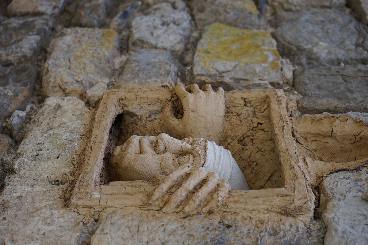 Semiostalgia P0011 — Sculpture sèche, en terre crue, filasse végétale, grillage à poule, Saint-Antonin-Noble-Val