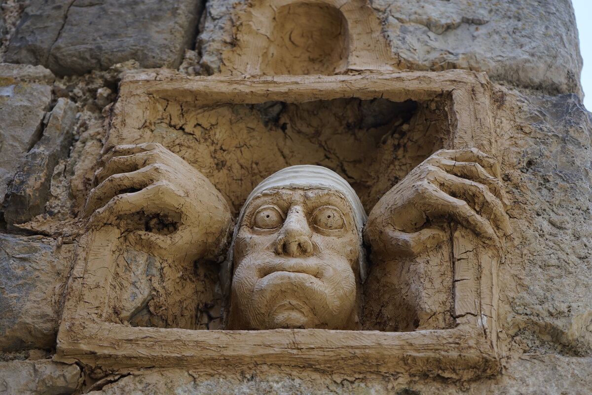 Semiostalgia P0011 — Sculpture sèche, en terre crue, filasse végétale, grillage à poule, Saint-Antonin-Noble-Val