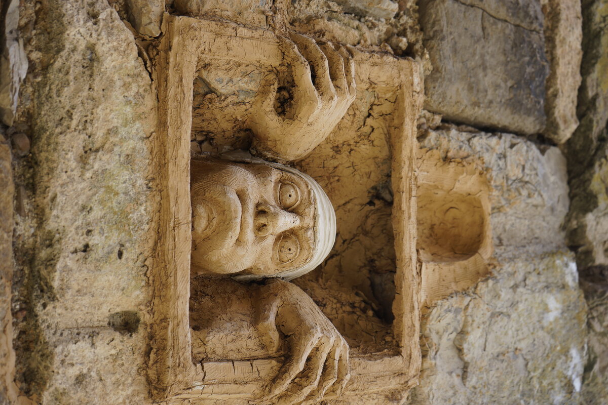 Semiostalgia P0011 — Sculpture sèche, en terre crue, filasse végétale, grillage à poule, Saint-Antonin-Noble-Val