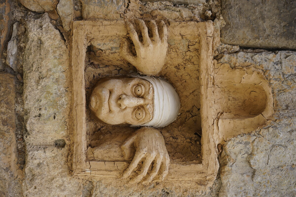 Semiostalgia P0011 — Sculpture sèche, en terre crue, filasse végétale, grillage à poule, Saint-Antonin-Noble-Val
