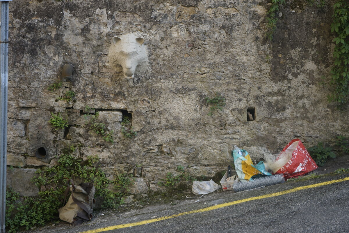 Semiostalgia P0012 — Sculpture fraîche, en terre crue, filasse végétale, grillage à poule, Saint-Antonin-Noble-Val