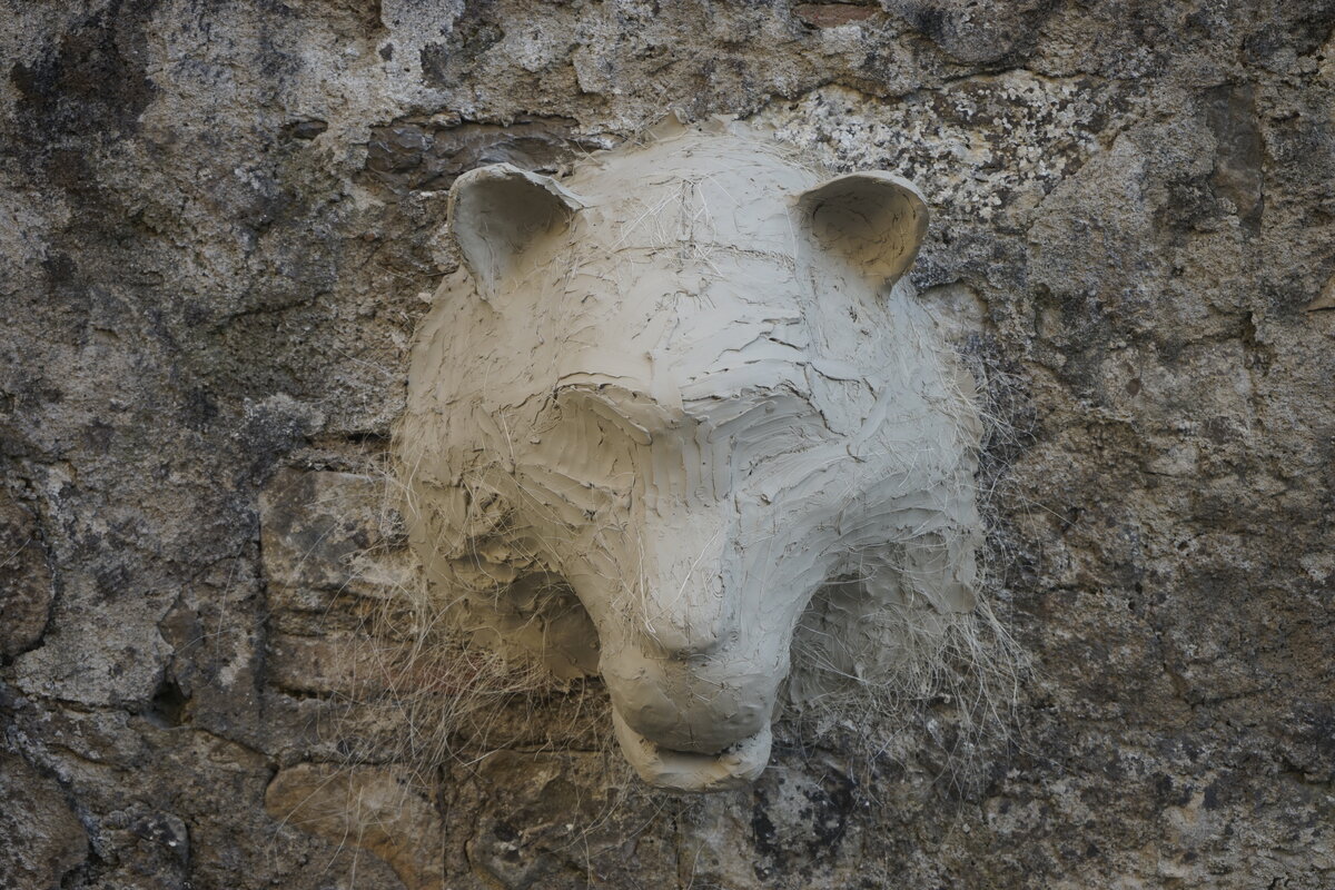 Semiostalgia P0012 — Sculpture fraîche, en terre crue, filasse végétale, grillage à poule, Saint-Antonin-Noble-Val