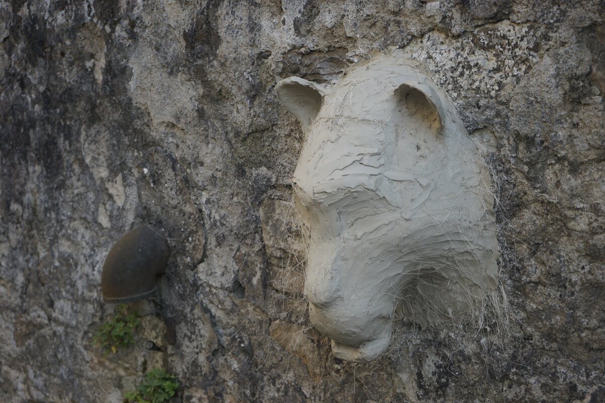 Semiostalgia P0012 — Sculpture fraîche, en terre crue, filasse végétale, grillage à poule, Saint-Antonin-Noble-Val