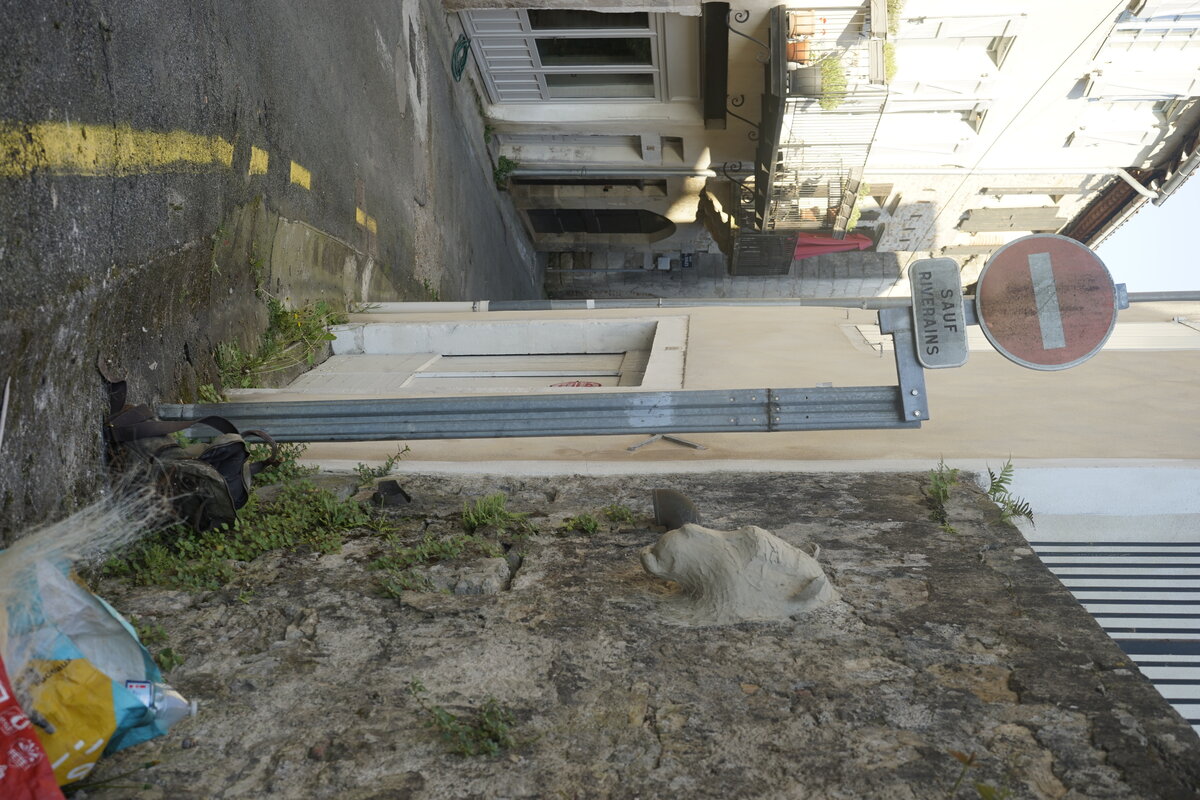 Semiostalgia P0012 — Sculpture fraîche, en terre crue, filasse végétale, grillage à poule, Saint-Antonin-Noble-Val