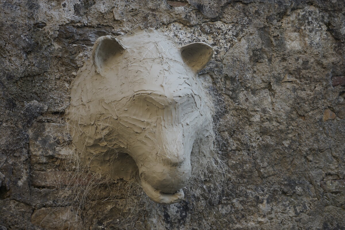 Semiostalgia P0012 — Sculpture fraîche, en terre crue, filasse végétale, grillage à poule, Saint-Antonin-Noble-Val