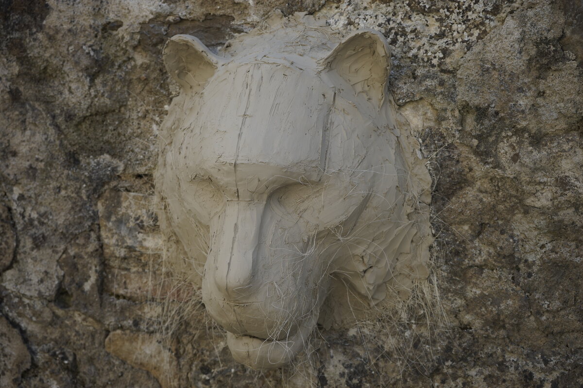 Semiostalgia P0012 — Sculpture fraîche, en terre crue, filasse végétale, grillage à poule, Saint-Antonin-Noble-Val