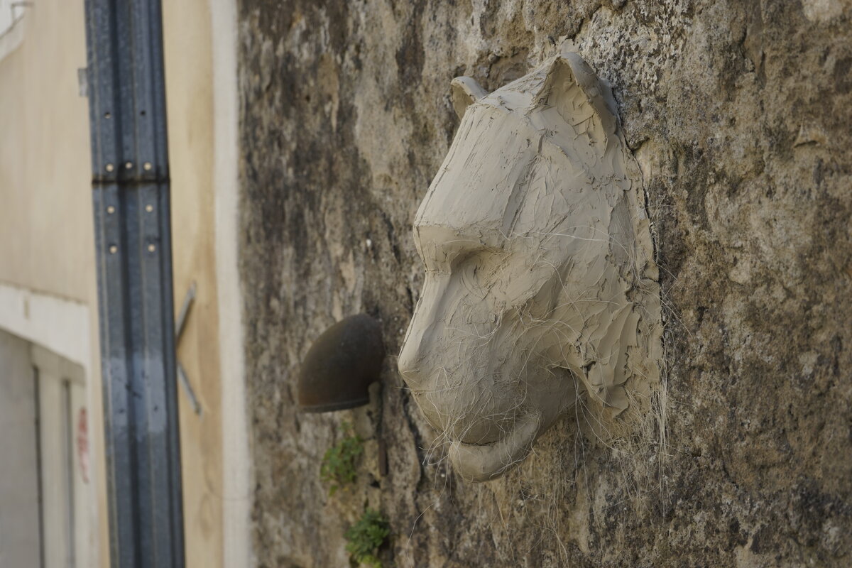 Semiostalgia P0012 — Sculpture fraîche, en terre crue, filasse végétale, grillage à poule, Saint-Antonin-Noble-Val