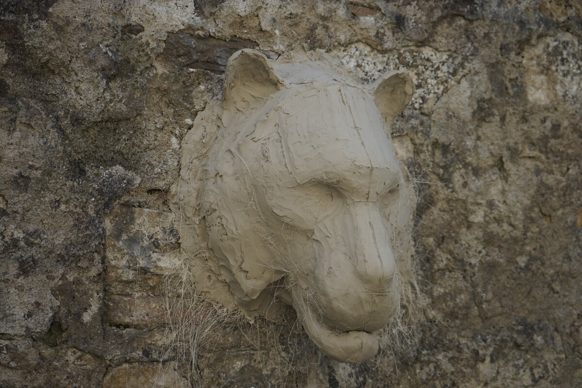 Semiostalgia P0012 — Sculpture fraîche, en terre crue, filasse végétale, grillage à poule, Saint-Antonin-Noble-Val