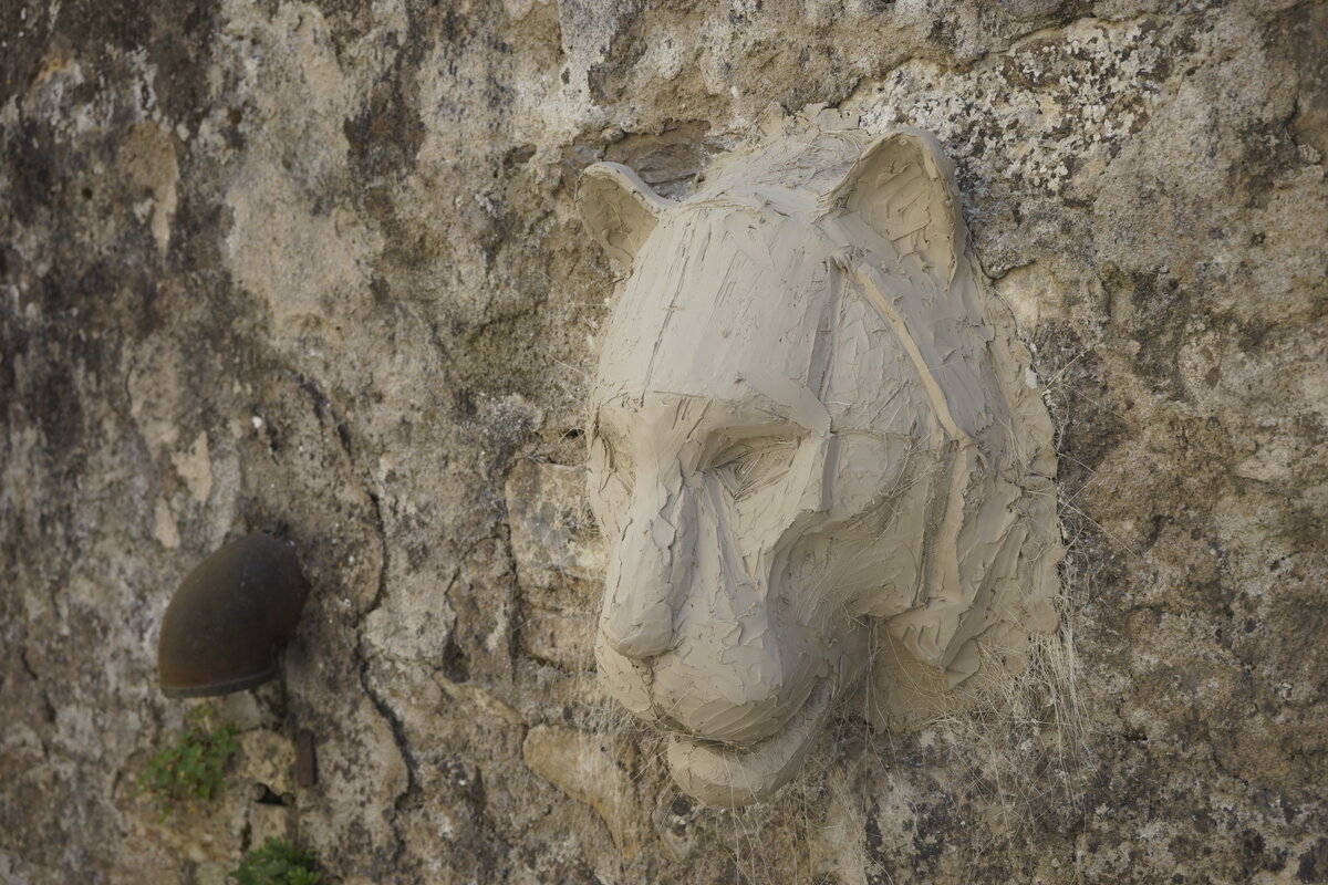 Semiostalgia P0012 — Sculpture fraîche, en terre crue, filasse végétale, grillage à poule, Saint-Antonin-Noble-Val