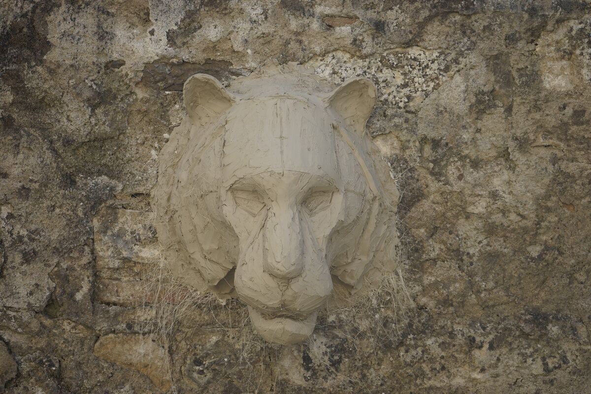 Semiostalgia P0012 — Sculpture fraîche, en terre crue, filasse végétale, grillage à poule, Saint-Antonin-Noble-Val