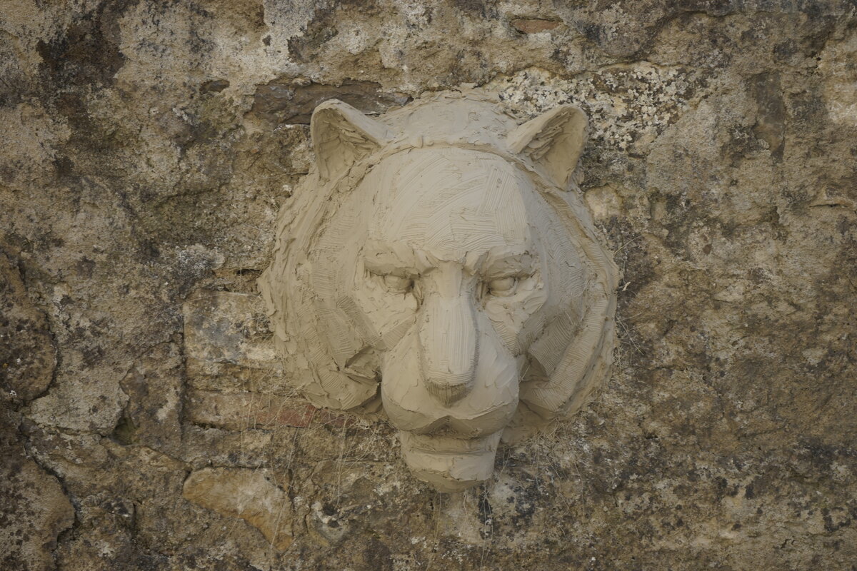 Semiostalgia P0012 — Sculpture fraîche, en terre crue, filasse végétale, grillage à poule, Saint-Antonin-Noble-Val