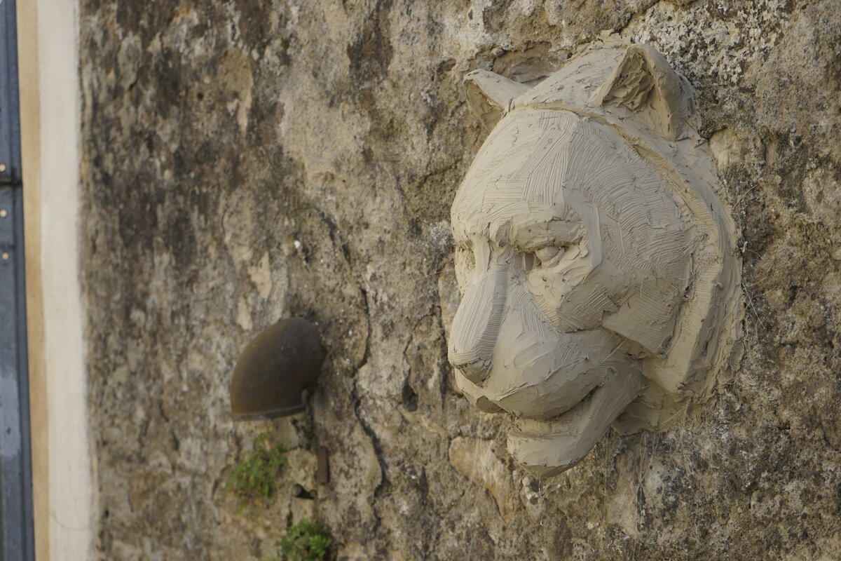 Semiostalgia P0012 — Sculpture fraîche, en terre crue, filasse végétale, grillage à poule, Saint-Antonin-Noble-Val