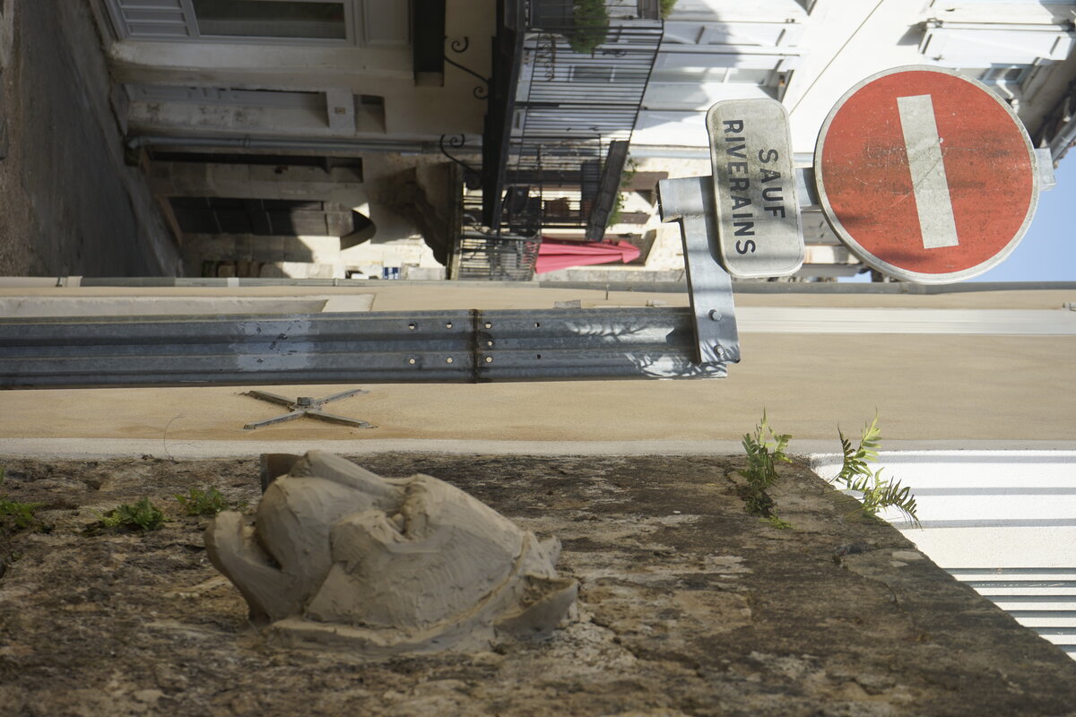 Semiostalgia P0012 — Sculpture fraîche, en terre crue, filasse végétale, grillage à poule, Saint-Antonin-Noble-Val