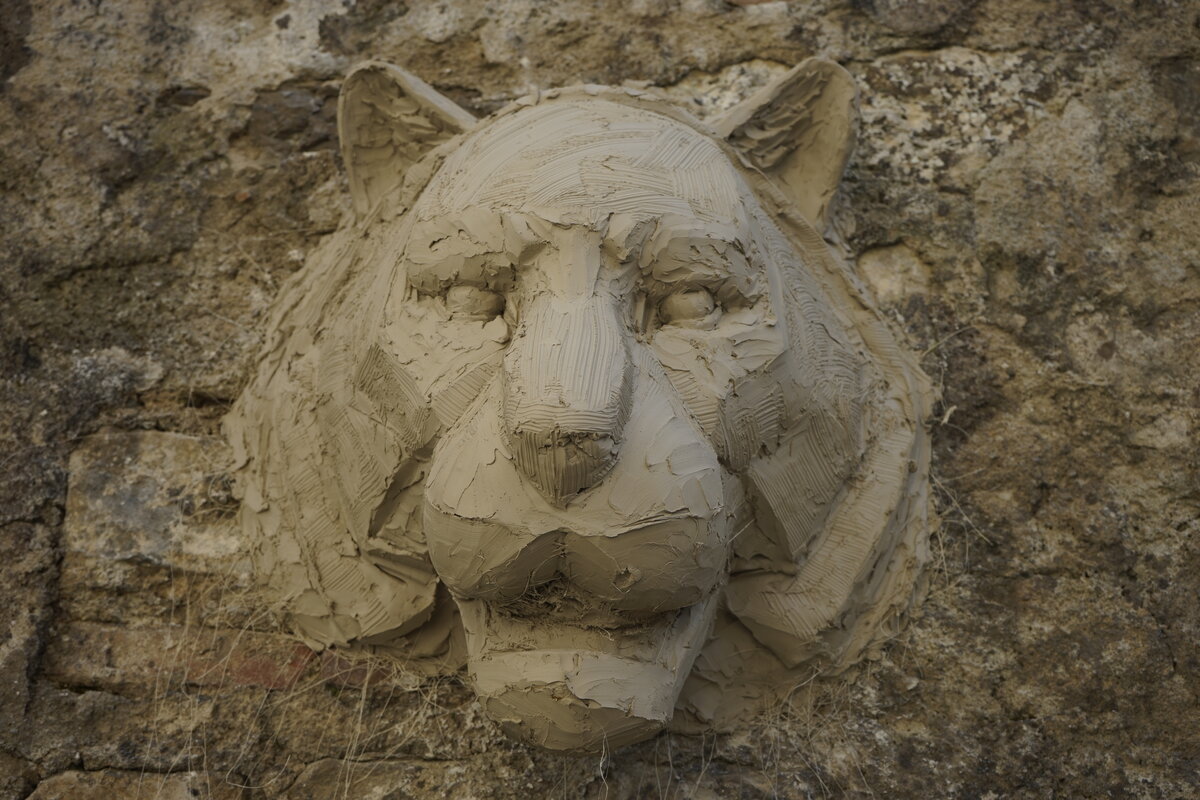 Semiostalgia P0012 — Sculpture fraîche, en terre crue, filasse végétale, grillage à poule, Saint-Antonin-Noble-Val