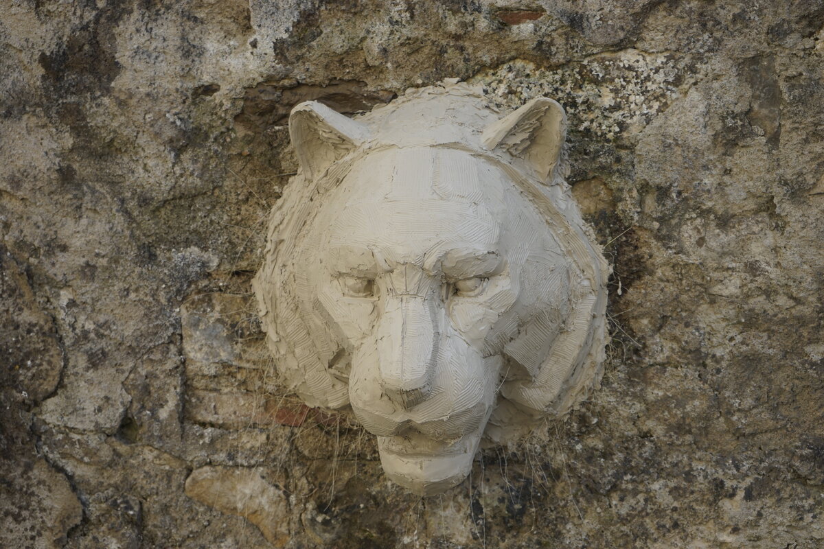 Semiostalgia P0012 — Sculpture fraîche, en terre crue, filasse végétale, grillage à poule, Saint-Antonin-Noble-Val
